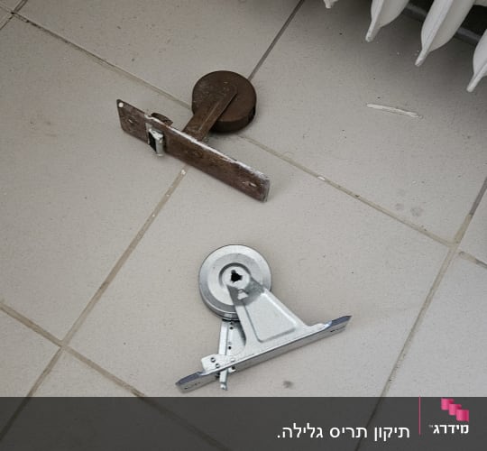חלקי תריסים על רצפה ליד רדיאטור